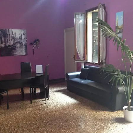 Emeralds Guesthouse Гостевой дом Венеция