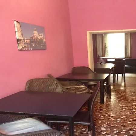 Гостевой дом Emeralds Guesthouse *