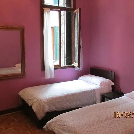 Emeralds Guesthouse Гостевой дом *