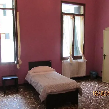 Emeralds Guesthouse * Венеция