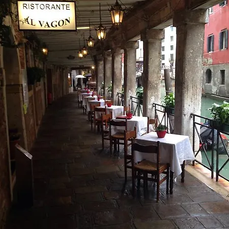 Emeralds Guesthouse Venecia